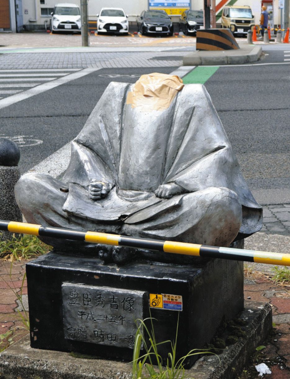 ◇首が折られた豊臣秀吉像と過去に被害にあった織田信長像と徳川家康像