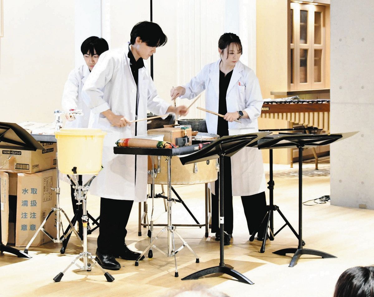 陶磁器やたる、段ボールを打楽器にして演奏するグループ＝名古屋・栄のナゴヤイノベーターズガレージで
