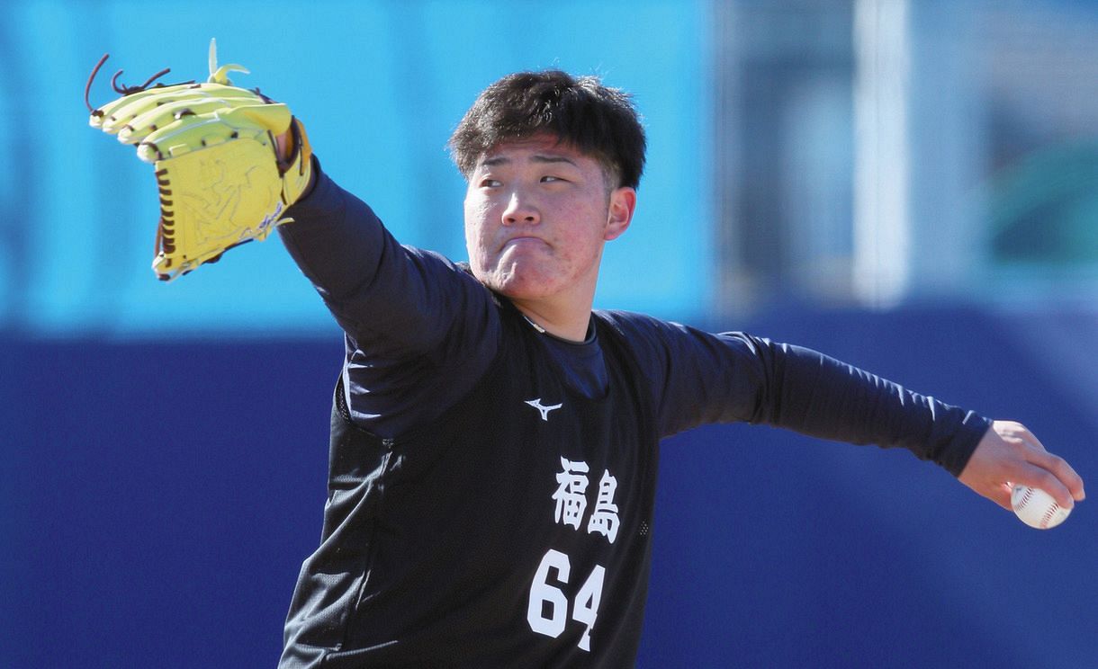 キャッチボールする中日・福島
