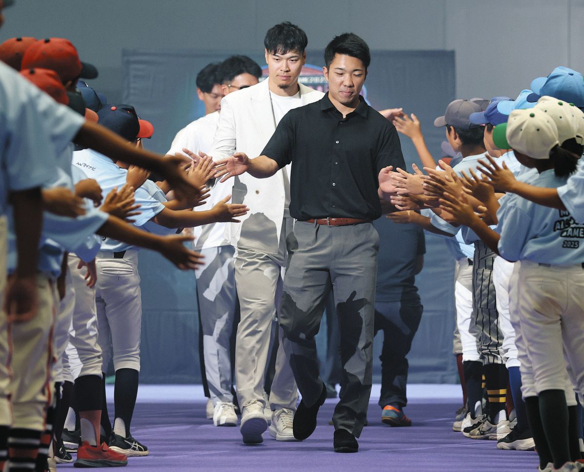 阪神・佐藤輝明、「この日のためにつくった」白のダブルのスーツで