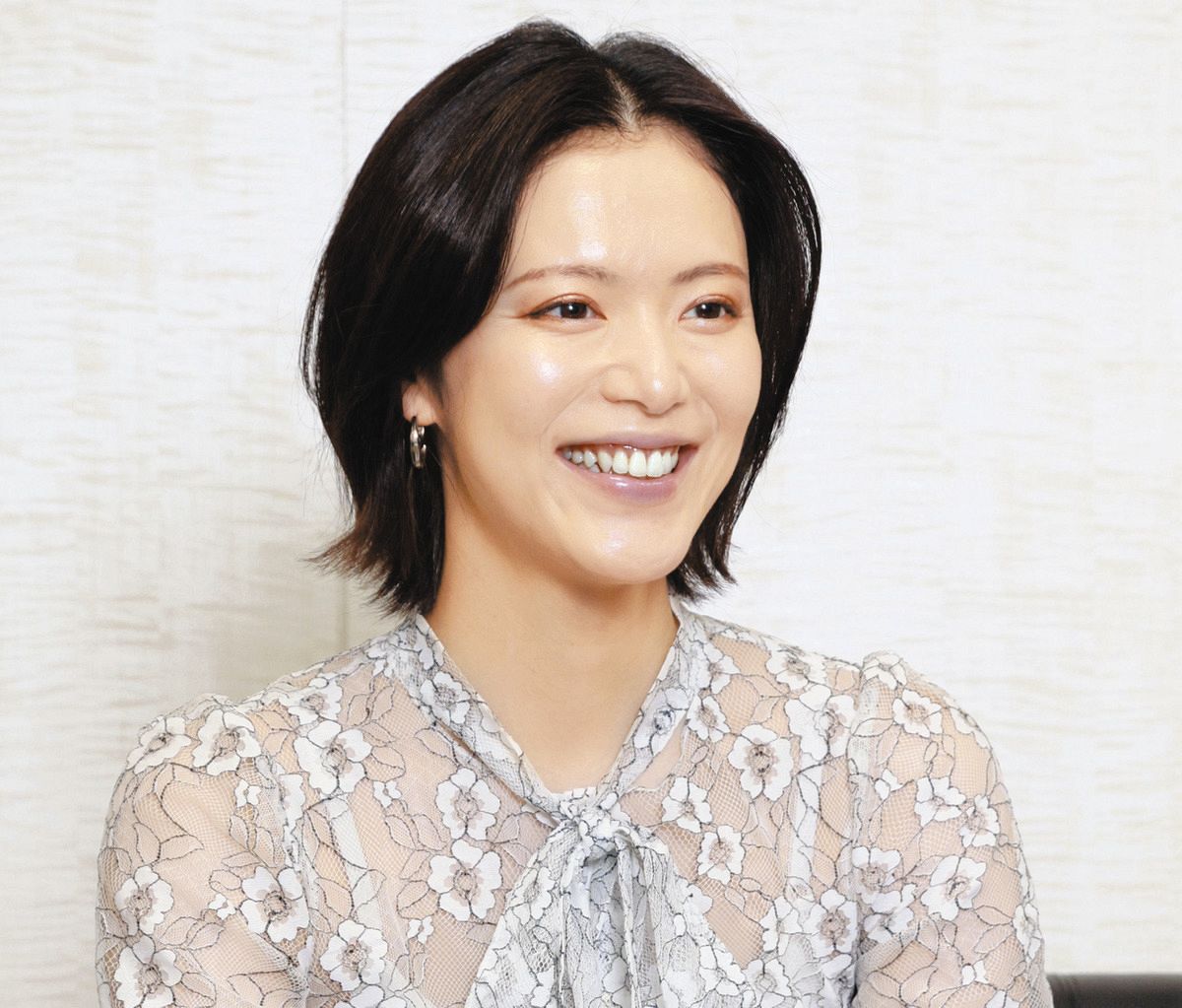 バレエ漬け 母の支え 俳優・歌手・元宝塚雪組の彩凪翔さん 〈家族の