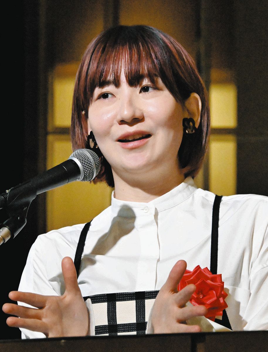 Ｚ世代の消費行動について講演する長田麻衣所長＝９日、金沢市内のホテルで
