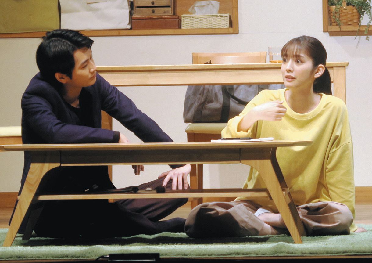 松田るか（右）の初主演舞台「テーマ　我が家の家族」。左は押田岳 