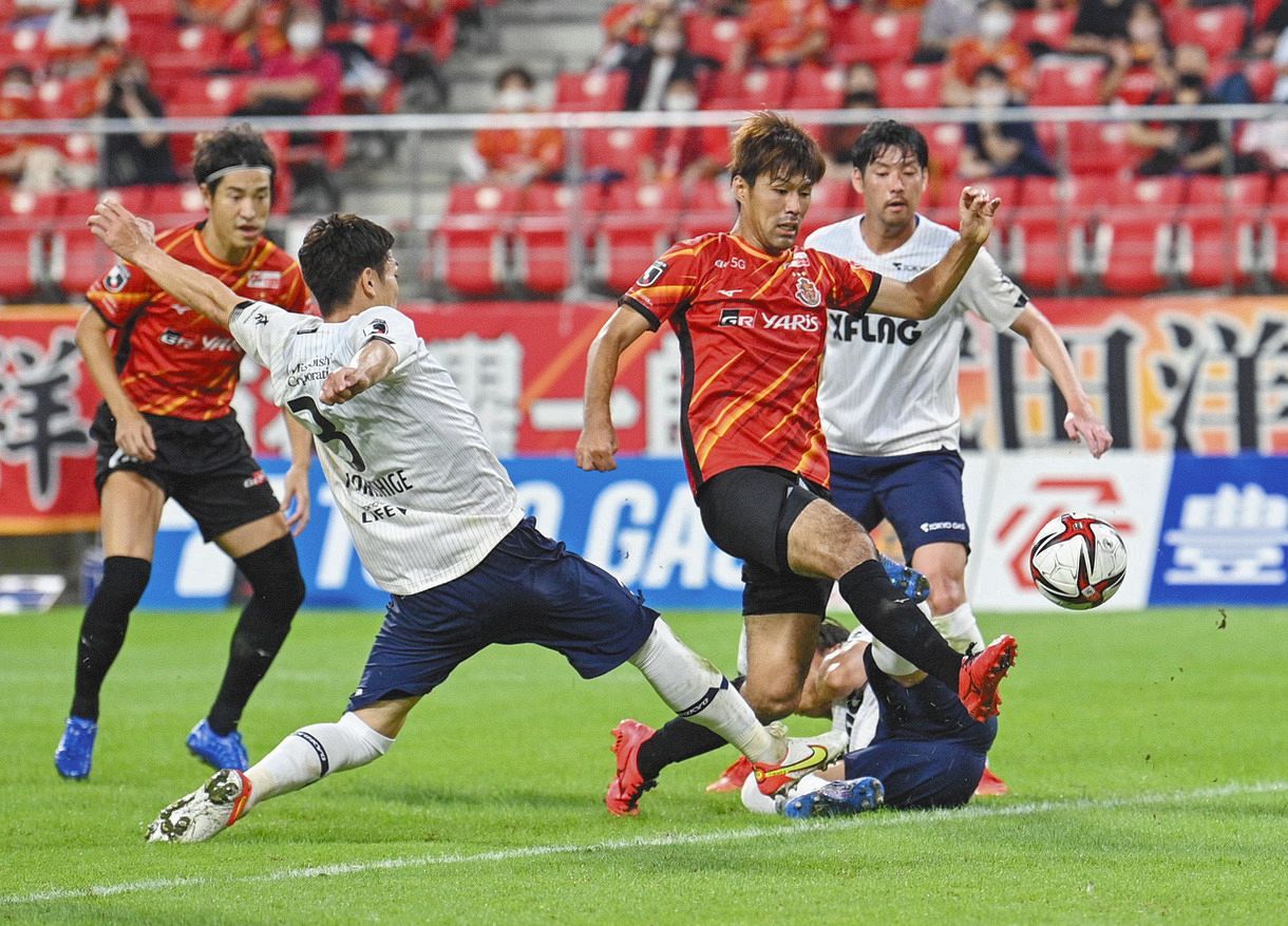 名古屋―FC東京　後半、チーム2点目のゴールを決める名古屋・木本（右から2人目）