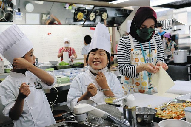 インドネシア料理の「ロントン・サユール」を味見する参加者ら＝浜松市中区の浜松調理菓子専門学校で 