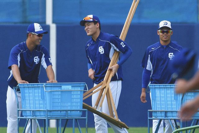 写真 2軍合流した石川昂弥は根尾らと笑顔で話す 中日スポーツ 東京中日スポーツ 写真 2軍合流した石川昂弥は根尾らと笑顔で話す 中日スポーツ 東京中日スポーツ
