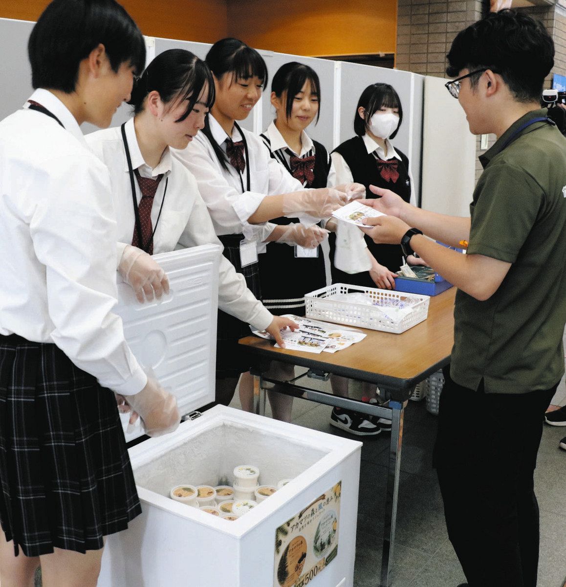 2種のジェラートを販売する生徒たち＝伊那市役所で
