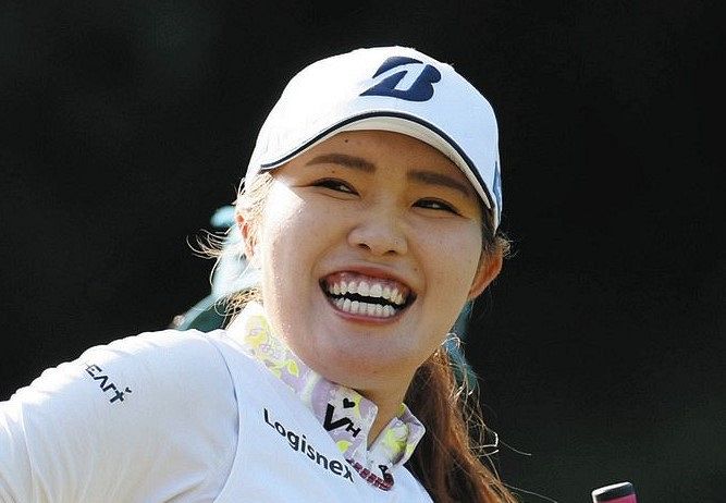 古江彩佳、慣れ親しんだコースで首位浮上 日本人3人目の同一大会4勝目
