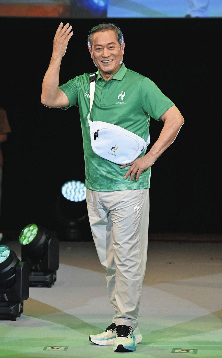 松平健さん「肌触り、通気性良し」 アジア大会のスタッフユニホーム