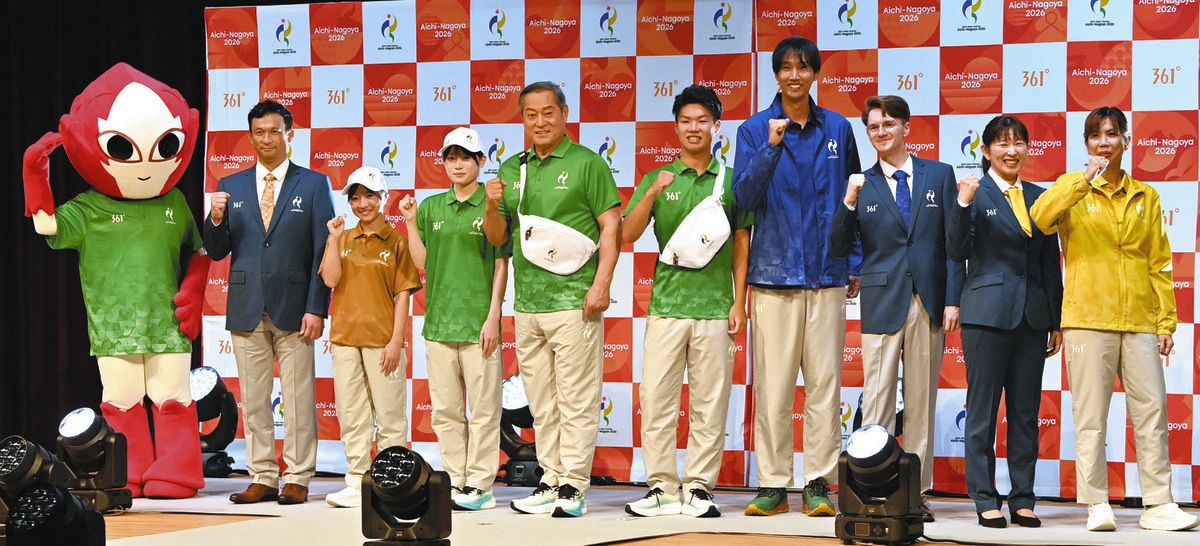 松平健さん「肌触り、通気性良し」 アジア大会のスタッフユニホーム