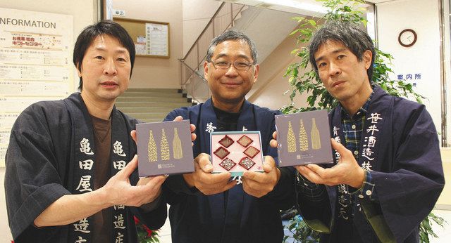 商品を手にする３つの蔵元の杜氏たち＝松本市の百貨店「井上」で