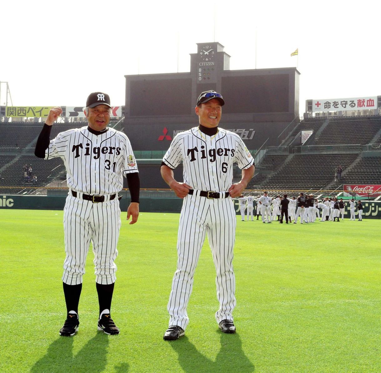 ◇背番号は『6』と『31』…談笑する掛布雅之二軍監督と金本知憲