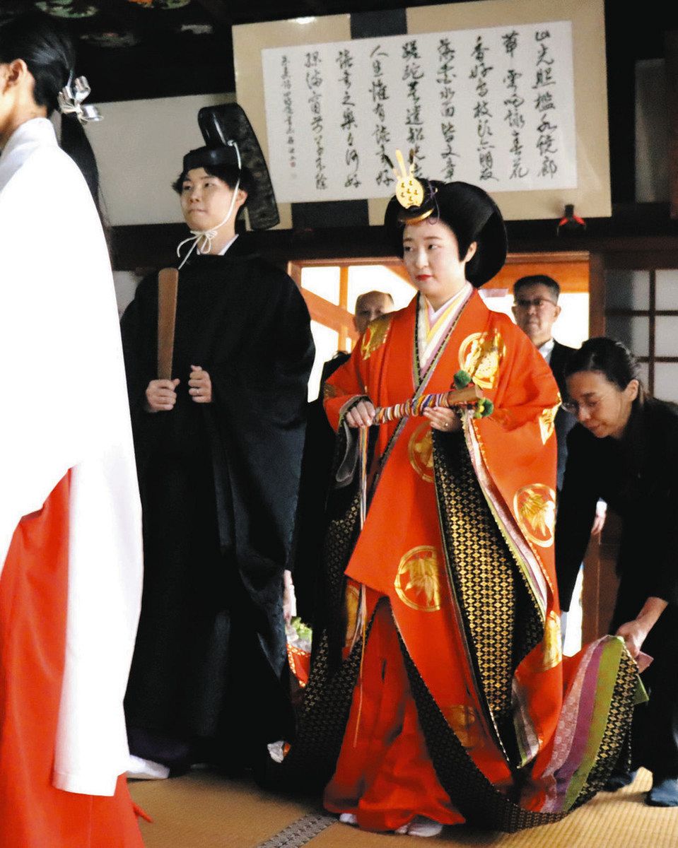緊張した面持ちで式へ向かう、束帯姿の朝哉さんと十二単をまとった綾菜さん＝岐阜市長良で
