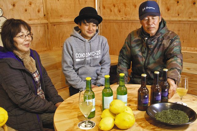 完成したアルコール飲料を前にする（右から）大橋勝典さん、渡辺威夫さん、森田よし枝さん＝島田市で 