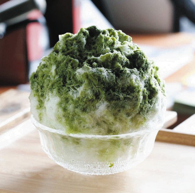 「ＴＡＫＯＹＡＫＩ　ｋｉｎｏｋｏ」が夏季限定で提供する抹茶ミルクのかき氷。「第１回浜松かき氷祭」ではミニサイズを販売する＝浜松市北区で 