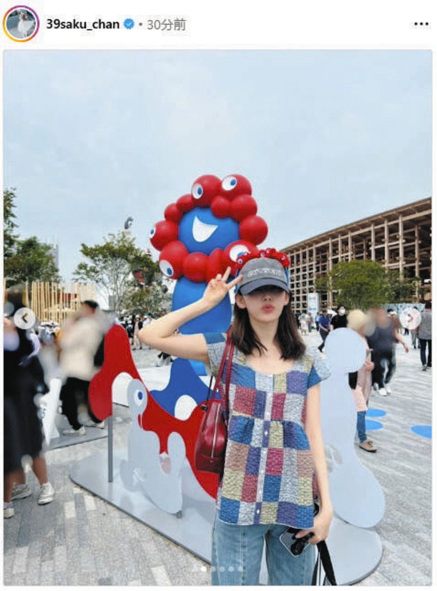 ◇宮脇咲良、万博訪れ”サクミャク”ショット【写真】：中日スポーツ