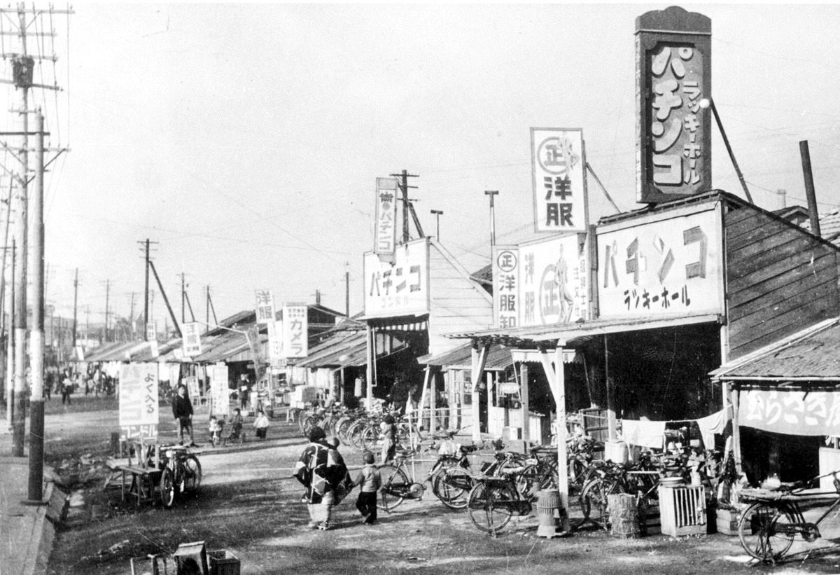 バラック建てのパチンコ店が建ち並ぶ熱田神宮東側マーケット＝１９５１年、名古屋市で