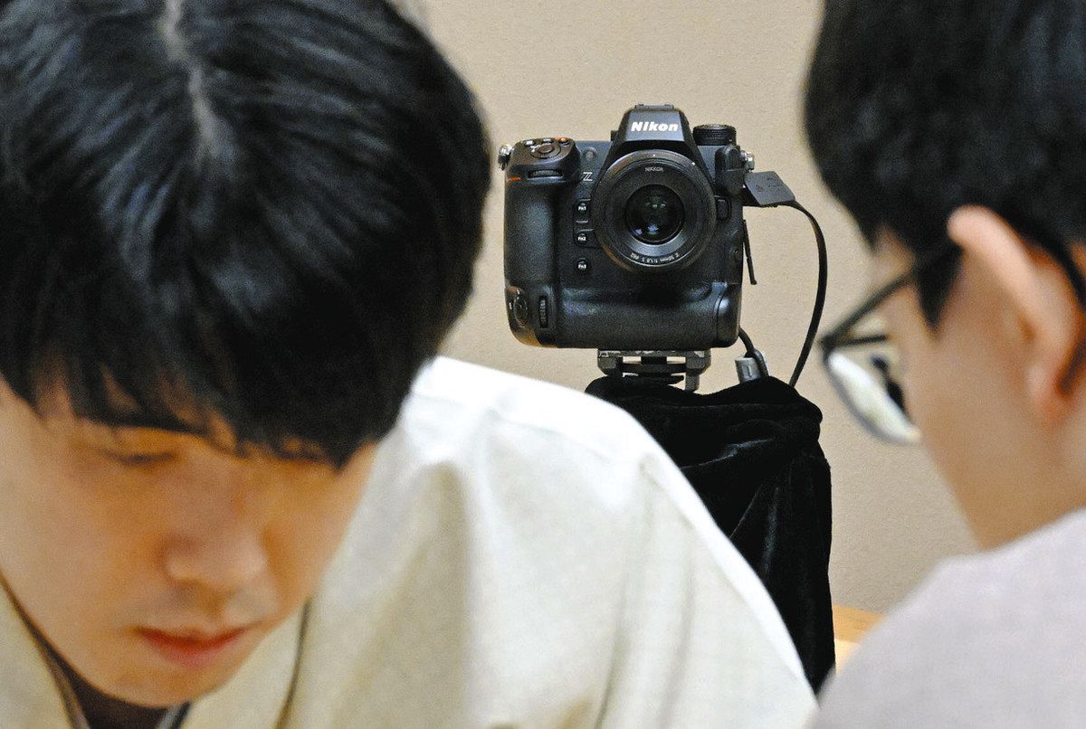 写真特集】無音撮影で迫った思案の世界 棋士が見せた繊細で深い表情