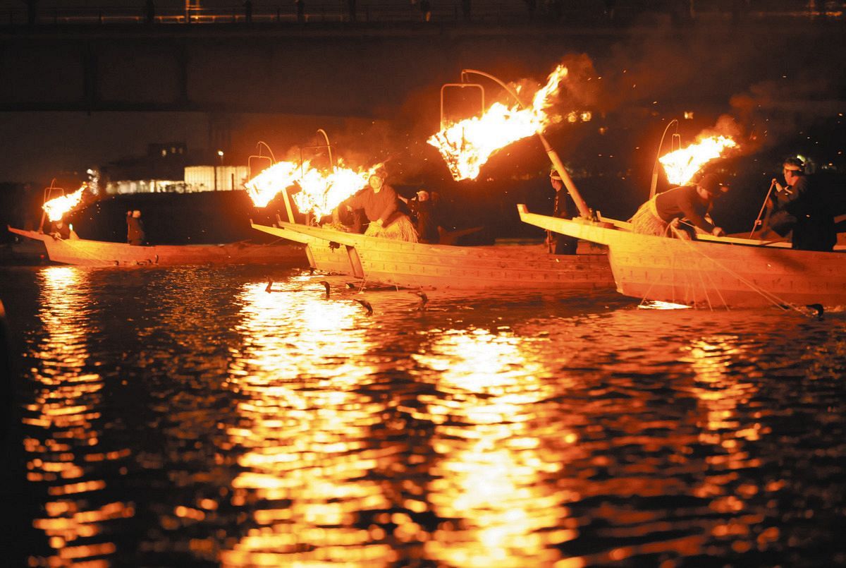 動画】かがり火に躍る鵜匠の妙技、長良川鵜飼と小瀬鵜飼が開幕 1300年