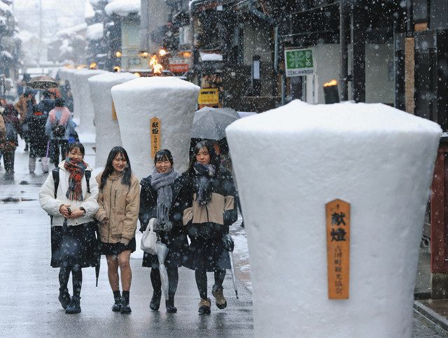 雪のまち包む縁結びの灯火 飛騨・古川で「三寺まいり」：中日新聞Web