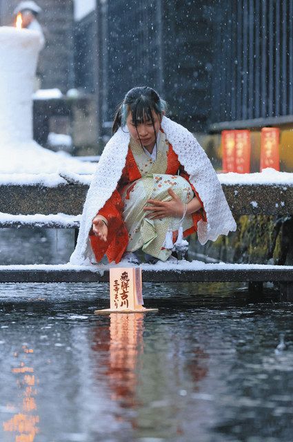 雪のまち包む縁結びの灯火 飛騨・古川で「三寺まいり」：中日新聞Web