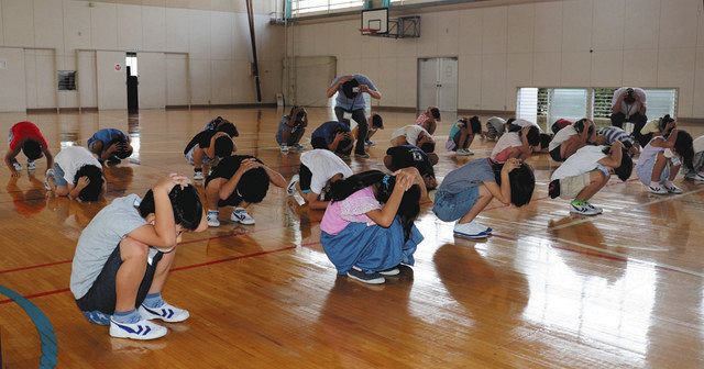 身をかがめる