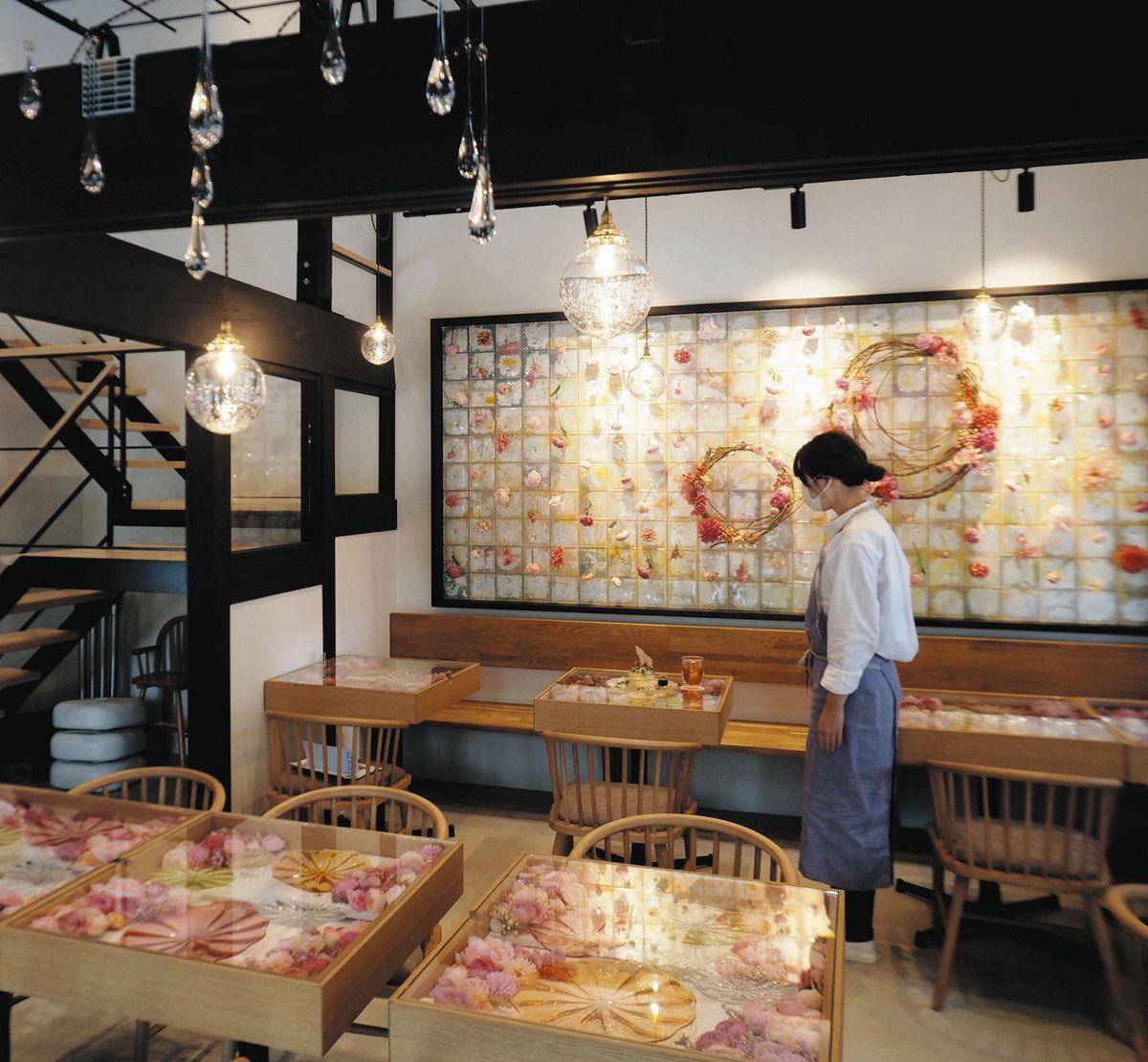 96CAFE」が新装オープン 長浜・黒壁「花降る小径」の世界観をイメージ