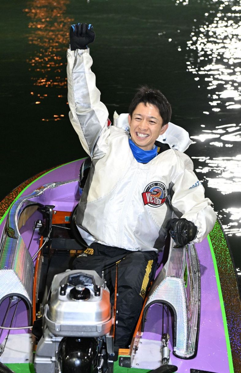 競艇　毒島誠選手サイン入り優勝トロフィー 競艇 毒島誠選手サイン入り優勝トロフィー - メルカリ