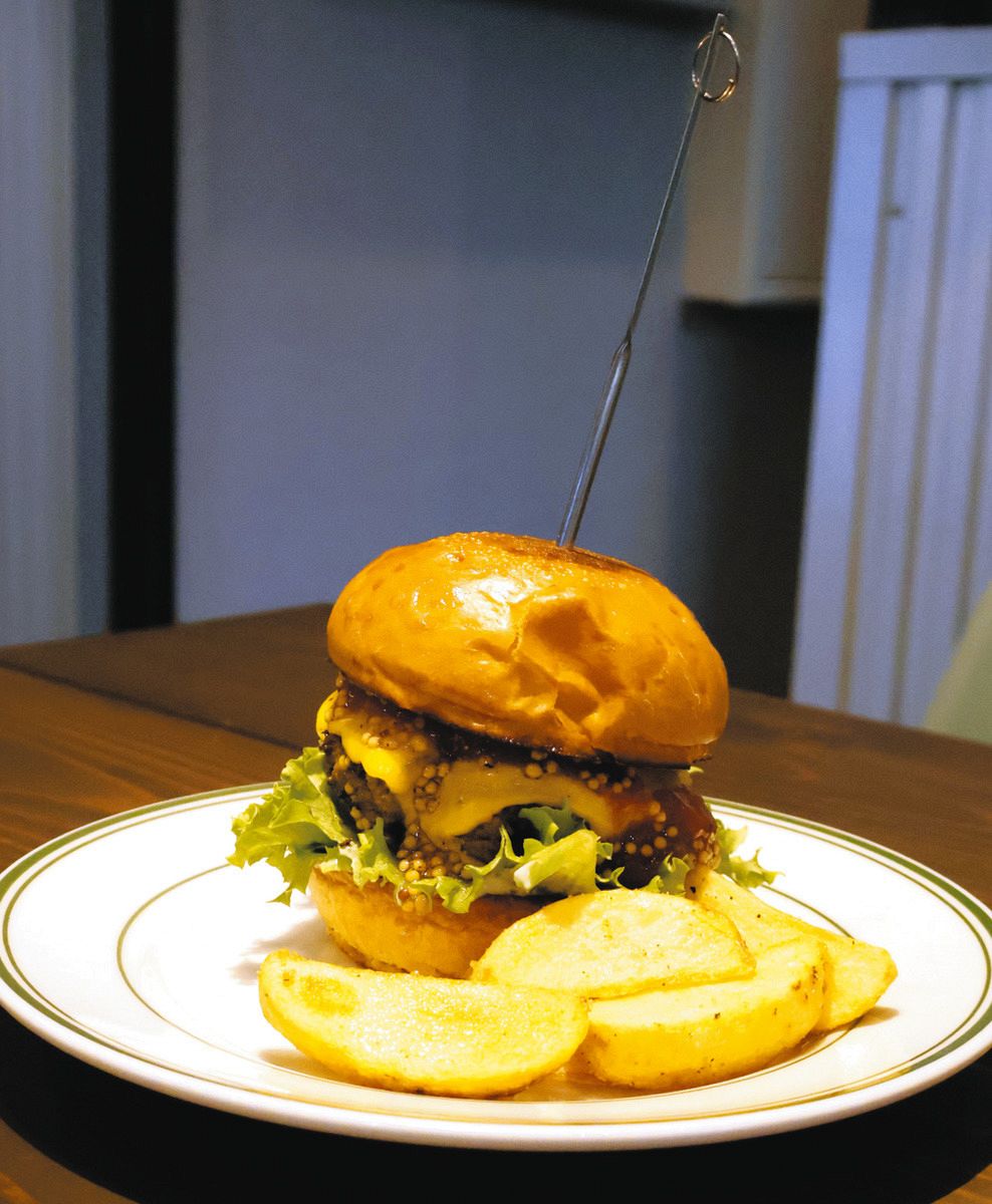 溢れる肉汁、思わずBAKUBAKU 尾鷲市のハンバーガー店がリニューアル