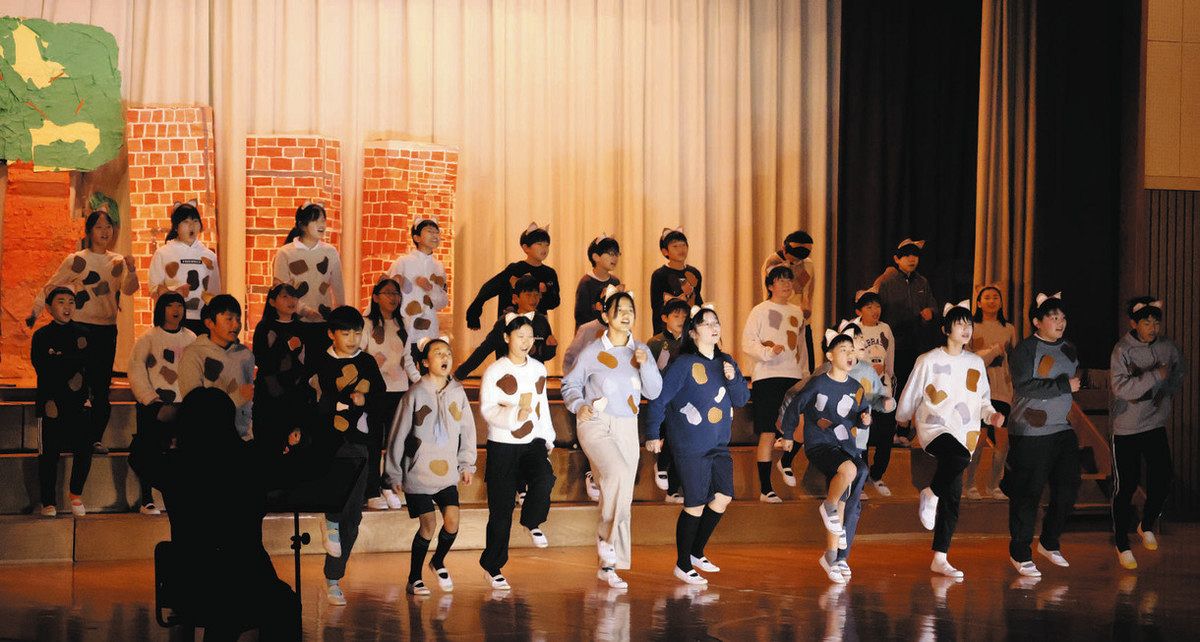 全員が主役としてミュージカルを演じた児童たち＝土岐市の泉西小で