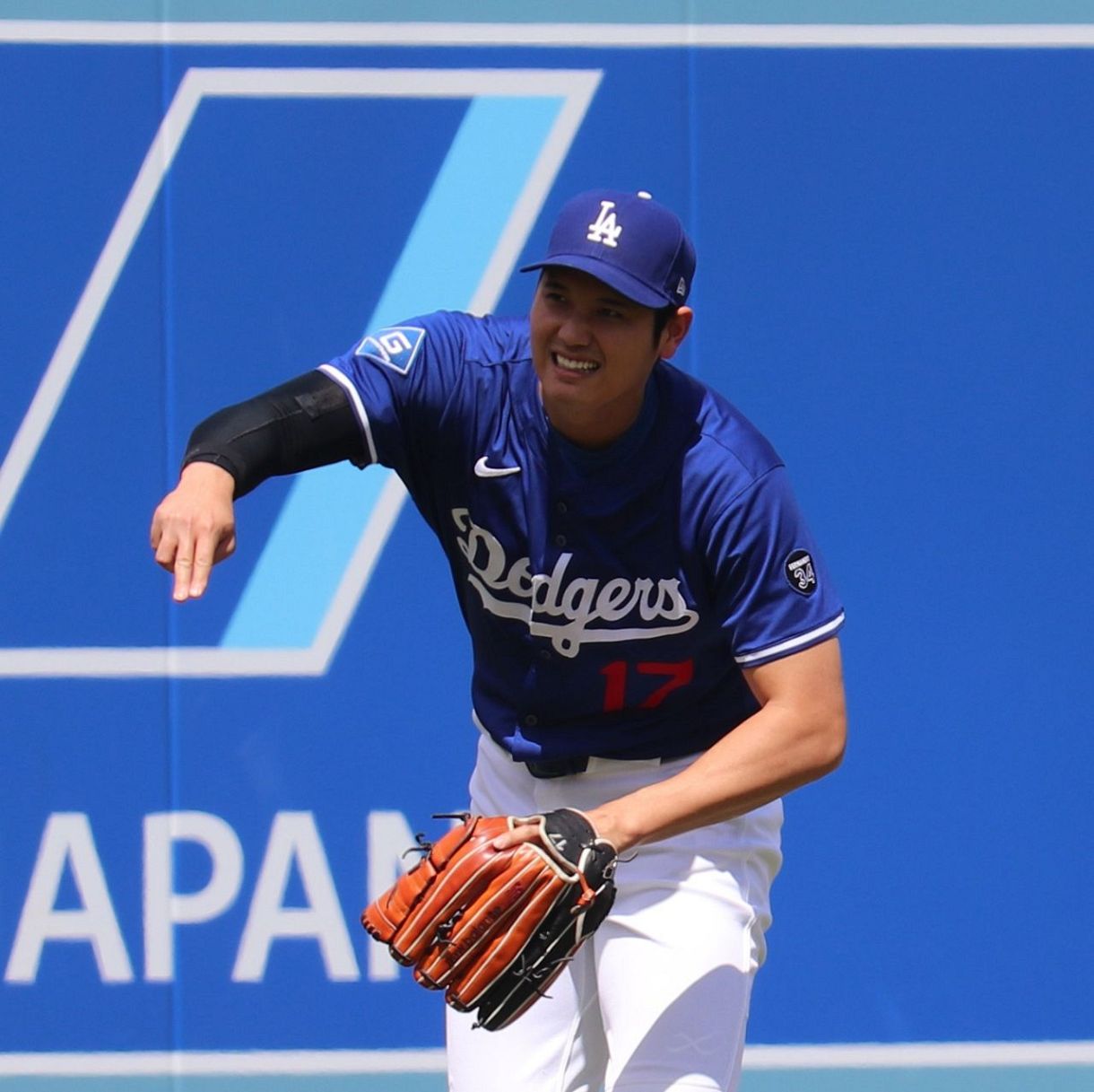 大谷翔平、赤ちゃん抱っこポーズ披露？…ほのぼの「パパトーク」、投手コーチはオムツ交換の仕草か