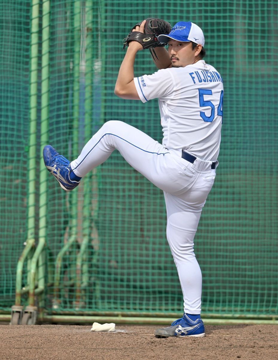 中日・藤嶋健人が本格的に投球練習を再開 初めて捕手座らせ15球「全球