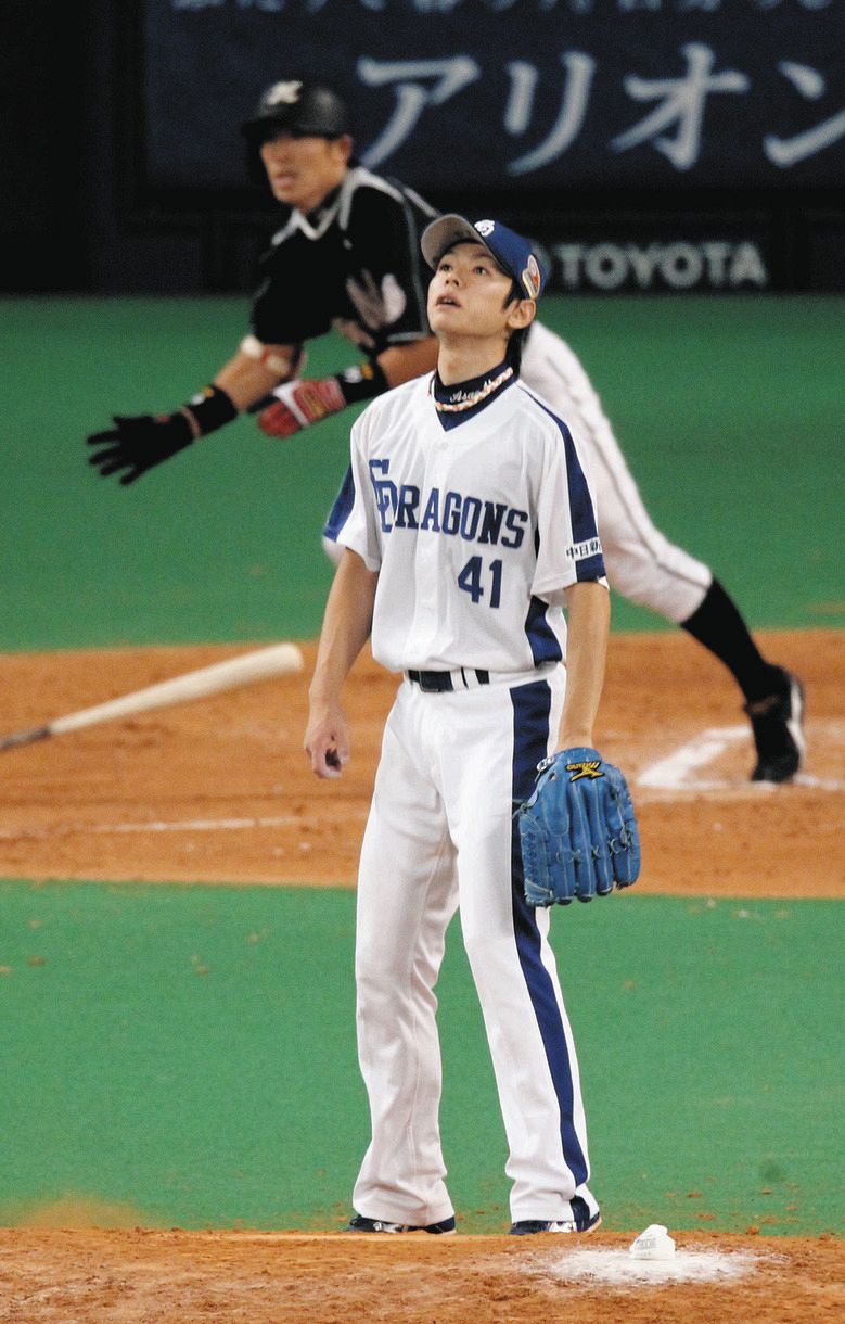 2010年11月7日の日本シリーズ第7戦・中日―ロッテの延長12回表2死二塁、岡田に決勝打を打たれ、打球の行方を見つめる浅尾＝ナゴヤドームで