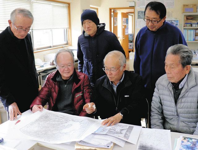 堀江城を軸にした取り組みを話し合うグループのメンバー＝浜松市西区で