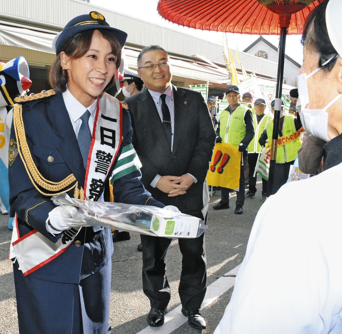 名古屋ウィメンズマラソンVの安藤友香選手、海津署で一日署長 「年末