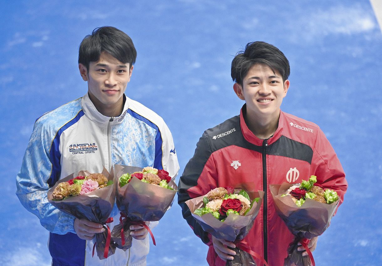 男子決勝　個人総合で同率３位になった谷川航（左）と弟の翔