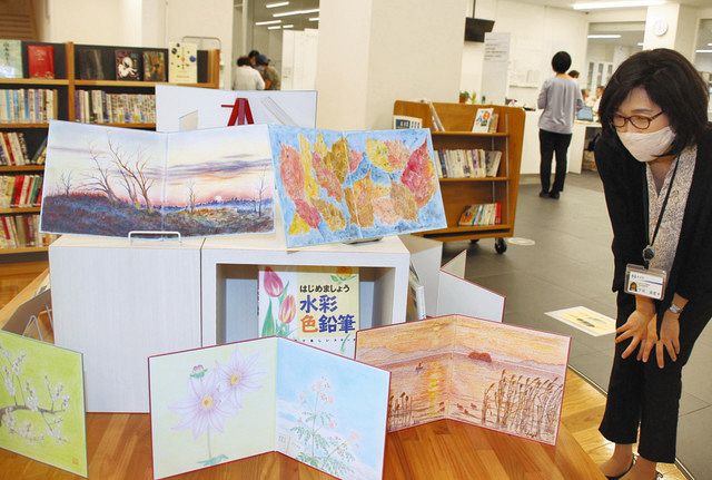 鮮やかな色鉛筆で花や風景 市長浜図書館でサークル仲間が作品展 中日新聞web
