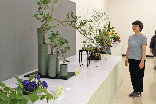 生け花21点、季節感じて 松阪 愛好家らの「青雅流いづみ会」展：中日
