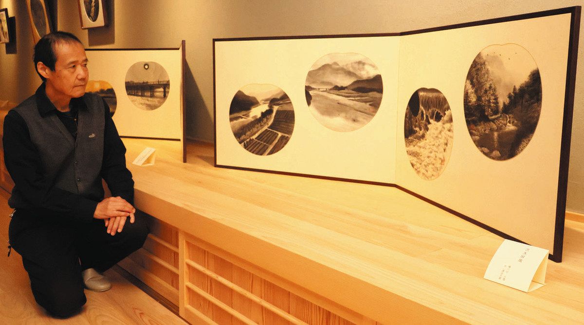 水墨で描く、水辺と人の営み 穐月明さん、伊賀で生前最後の個展再現
