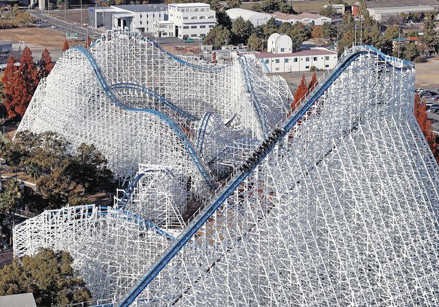 絶叫マシンの聖地・ナガシマスパーランドにそびえたホワイトサイクロン