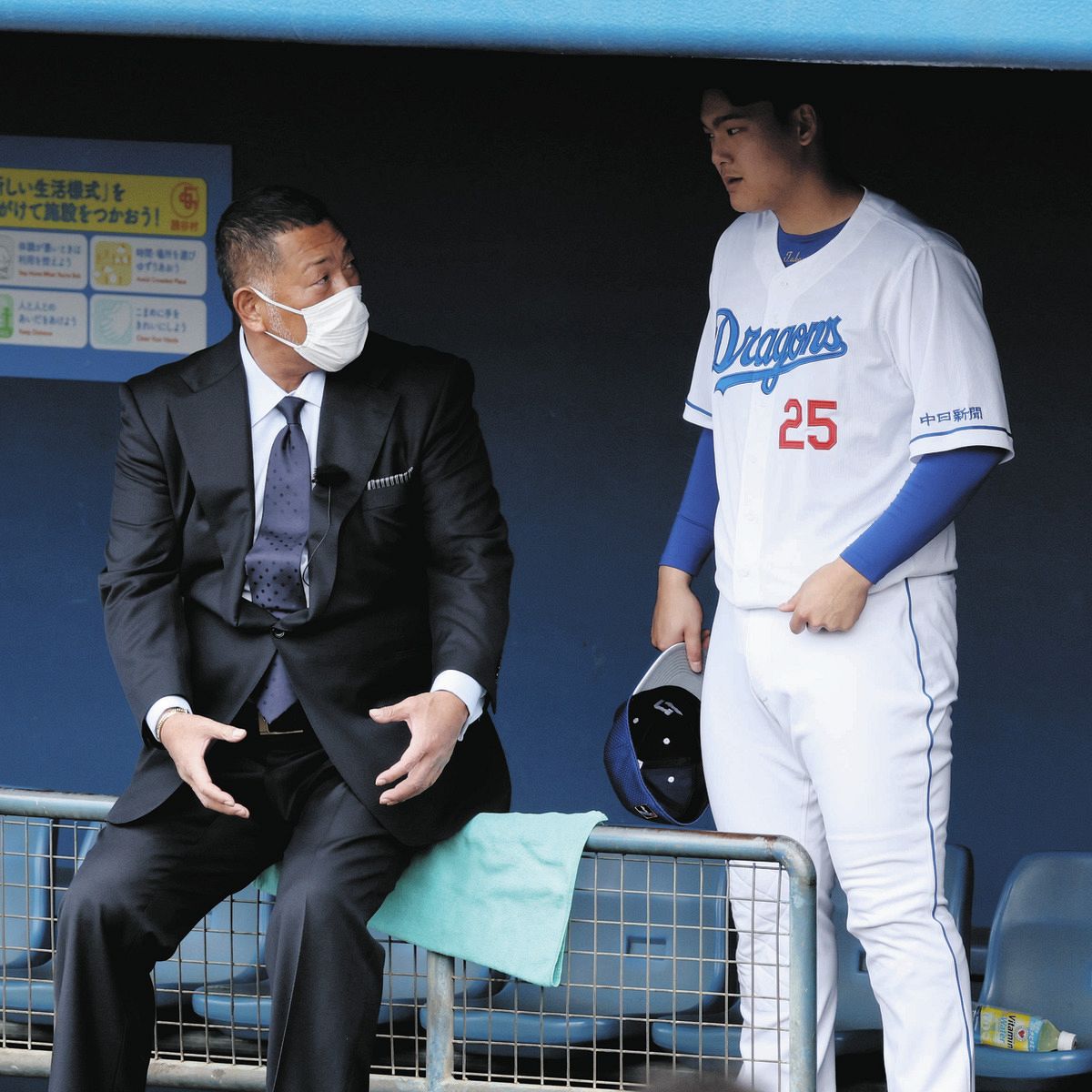 ◇清原和博さんと言葉を交わす石川昂弥【写真】：中日スポーツ・東京中