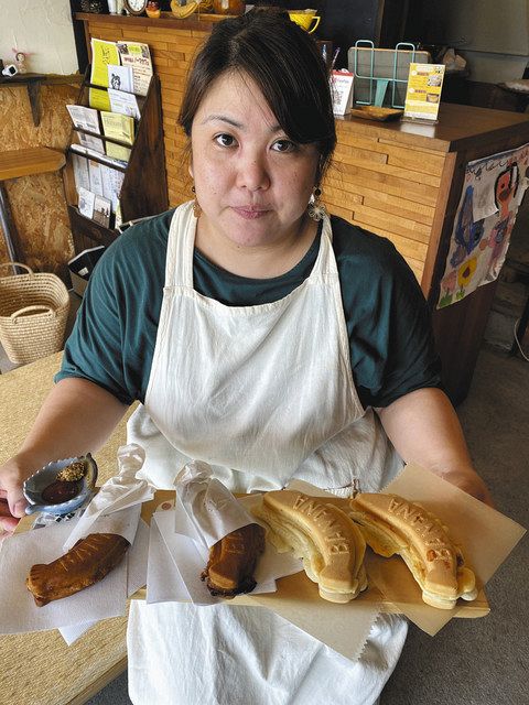 「バナナの味はしませんが、いろんな味が楽しめます」と話す与儀さん=名古屋市昭和区のバナナ焼きのパピリカで