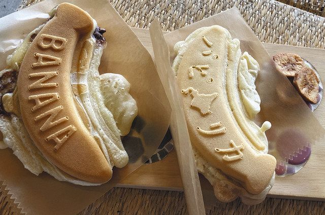 特注の焼き型で作るバナナ焼きには、店名がしっかりと刻印されている=名古屋市昭和区のバナナ焼きのパピリカで