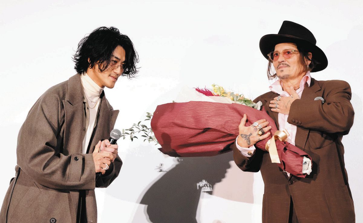 ジョニー・デップがサプライズ登場の赤西仁と熱い抱擁