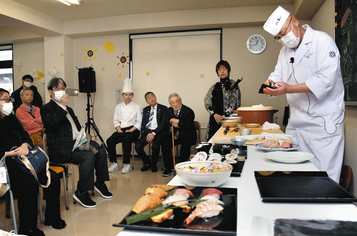 小松弥助」の技 間近で 県調理師専門校 花板すし実演 見守った森田さん