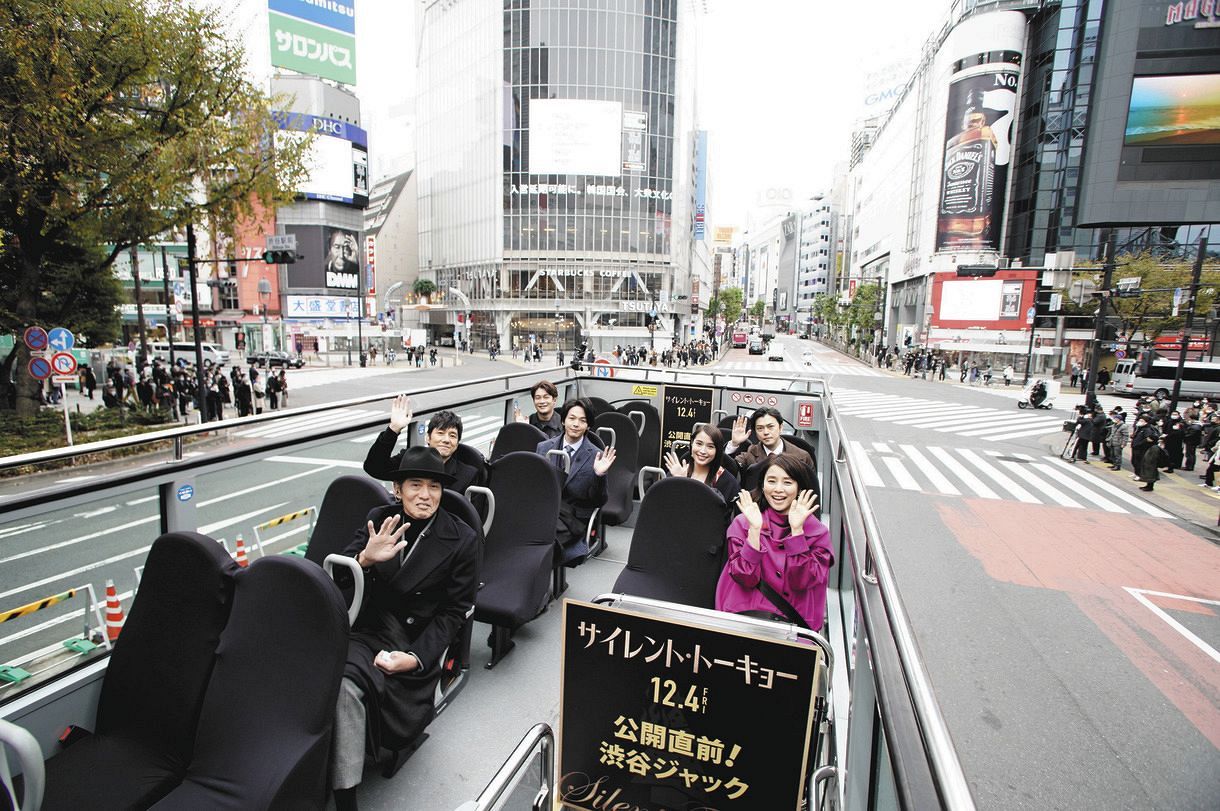 映画出演陣を乗せたバスが渋谷 ジャック 佐藤浩市 西島秀俊ら前触れなくスクランブル交差点周回 中日スポーツ 東京中日スポーツ 映画出演陣を乗せたバスが渋谷 ジャック 佐藤浩市 西島秀俊ら前触れなくスクランブル交差点周回 中日スポーツ 東京中日スポーツ