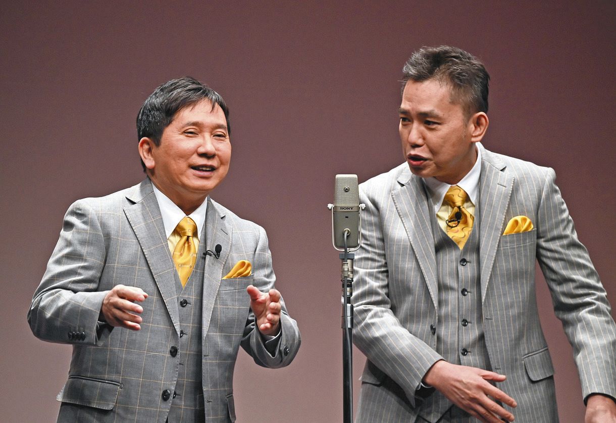 「タイタンライブ」で漫才を披露する爆笑問題の太田光（右）と田中裕二