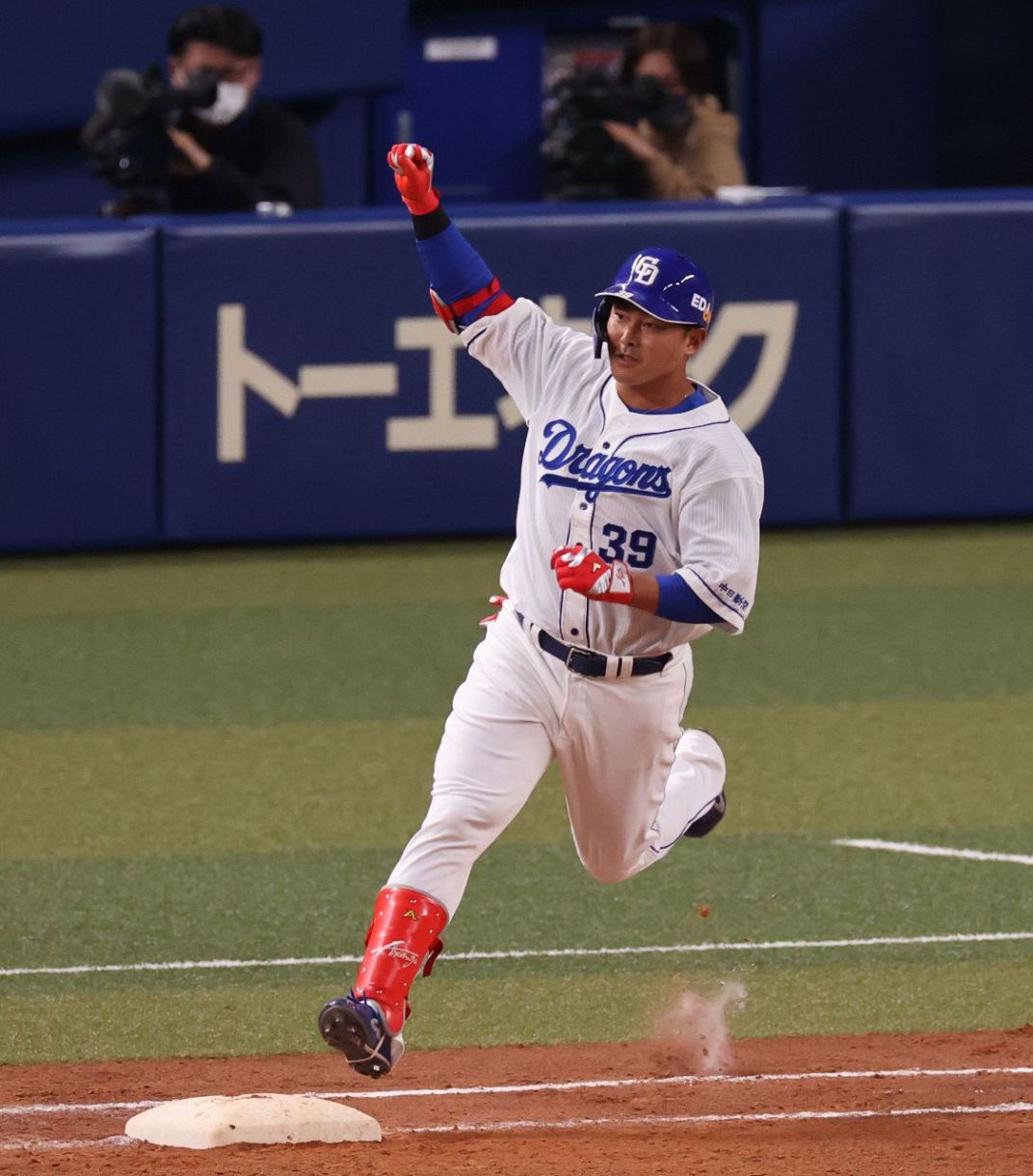 ◇山下斐紹被告、中日時代にホームランを放ちガッツポーズ【写真