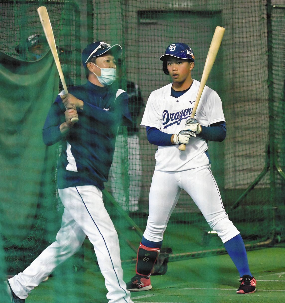 中日 立浪臨時コーチが若手有望株の2年目 岡林を徹底指導 自らバットを握りティー打撃も披露 中日スポーツ 東京中日スポーツ 中日 立浪臨時コーチが若手有望株の2年目 岡林を徹底指導 自らバットを握りティー打撃も披露 中日スポーツ 東京中日スポーツ