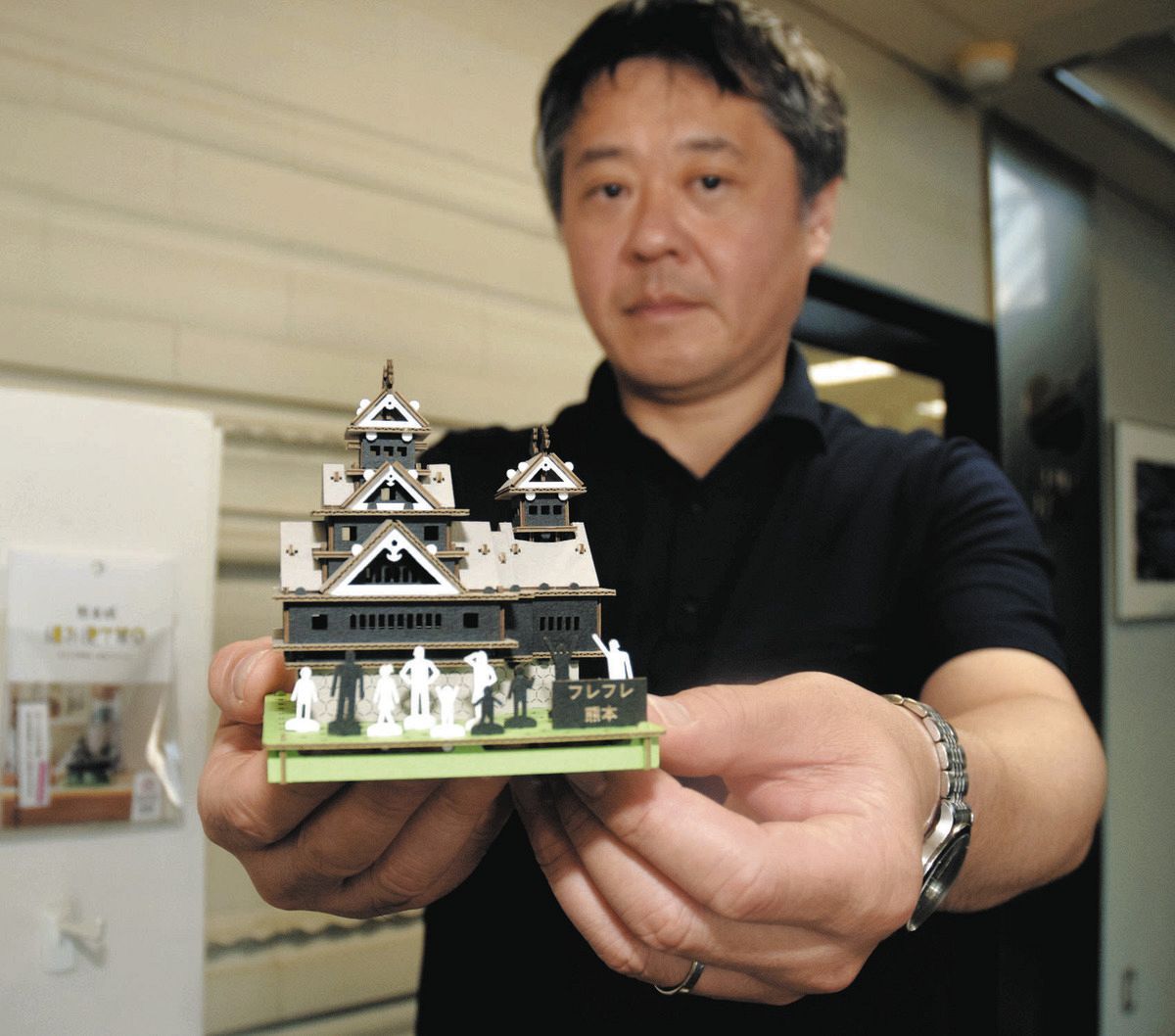 組み立て37分「熊本に思いを寄せる時間に」 熊本城の段ボール模型